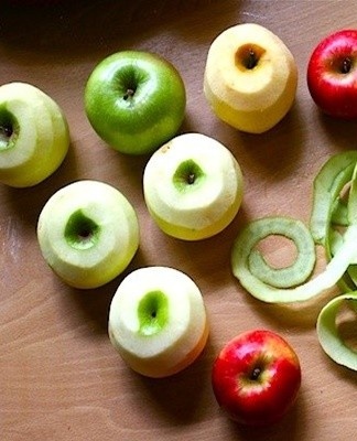 Peel 3-4 apples and place the scraps in a pan.