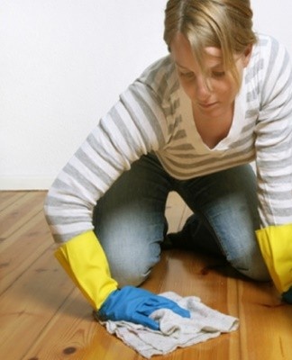 Any specialist product can be used to properly clean the bathroom floor.