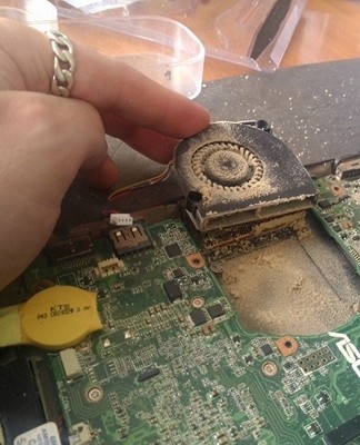 How to clean your laptop from dust yourself at home