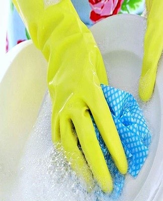 A mixture of baking soda and hydrogen peroxide perfectly cleans any surface from fatty deposits.