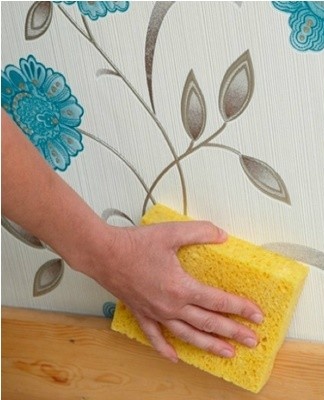When you do not want to quickly get rid of your favorite wallpapers, they are coated with a special varnish or PVA glue.