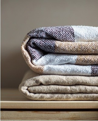 When washing by hand, you should choose a deep container (for example, a bath), since you cannot rinse the blanket in a small basin.