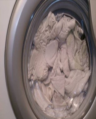 The amount of powder is determined by the weight and dirtiness of the clothes loaded into the drum.