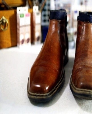 Regular shampoo is often used to remove dirt from the surface of the leather.
