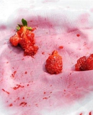 It is possible to wash in hot water only fresh stains that have not had time to be absorbed and dry.