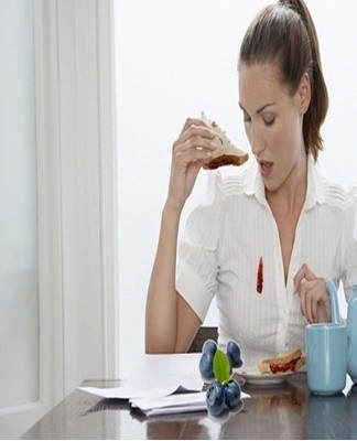 To remove traces of blueberries from fabrics, kefir, yogurt, whey are suitable.