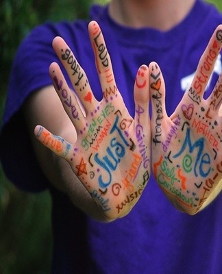 The product contains alcohol, so it can easily wipe off the marker marks