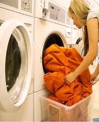 The cashmere product is washed exclusively on the delicate cycle and in cold water.