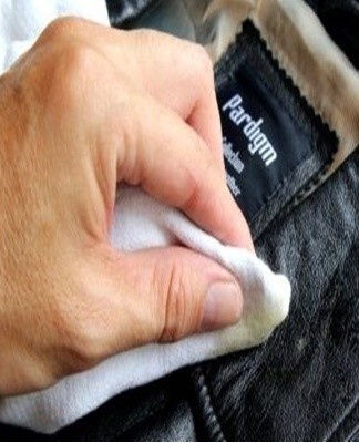 Traces of a ballpoint pen (felt-tip pen) on the skin lend themselves well to treatment with medical alcohol.