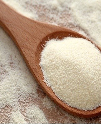 The semolina is heated in a frying pan, avoiding burning, then spread on the pile.