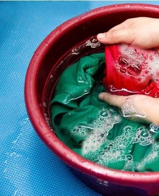 For daily washing, we recommend using liquid detergents in the form of gels.