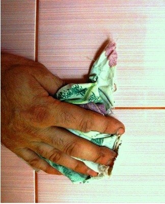 The solution is applied to any excess stains that remained on the surface of the tiles after finishing.