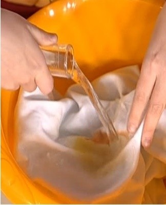 It must be carefully wiped off, making movements from the edge of the dirt to its center.