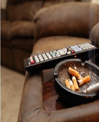 When smokers and often drinkers live in the apartment, it is difficult to get rid of aromas.