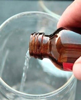 To remove stains, you need to grate a bar of soap and add a spoonful of ammonia.