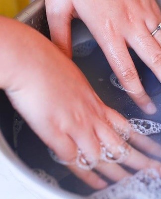 Products made from delicate fabrics are washed in the same way as other materials.