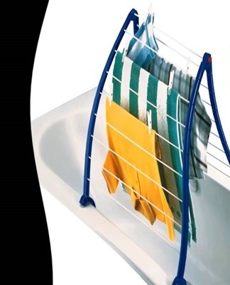 To speed up the natural drying process, a terry towel is first tied to the rope.