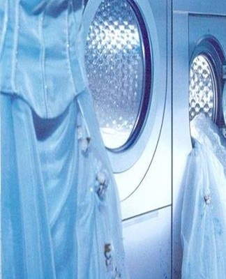 To wash the dress, select low rpm machine modes so the outfit does not wrinkle or wrinkle.