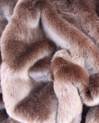 After that, they went through the fur coat with a dry cloth to remove the remnants.