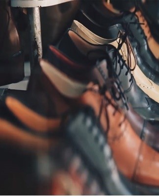 In winter, leather shoes should be stored in a room with low humidity.