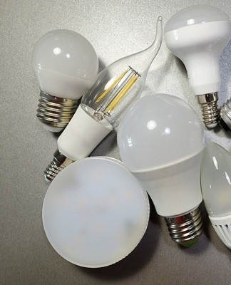 Experts recommend paying attention to the features of the lamp base.