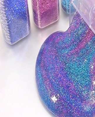 Before using the toy, knead it with hands previously lubricated with oil.