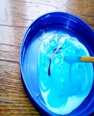 Constantly stirring the mixture, pour the aqueous solution into a bowl with foam and glue.