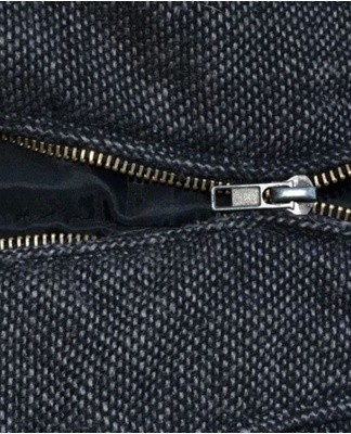 The zipper ceases to be a clasp: the dog connects the teeth, but they immediately diverge