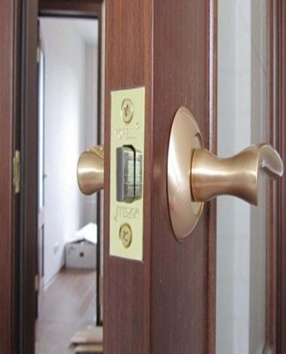 Such a defect is characteristic of both the lever responsible for the return of the handle and the latch.