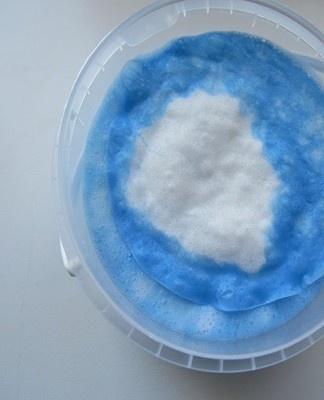 The cooking recipe is clear that anyone who wants to have slime at home can handle it.