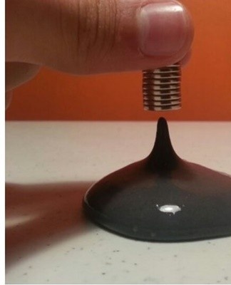 In order for the magnetic mud to glow in the dark, you need to add phosphoric paint to its composition.