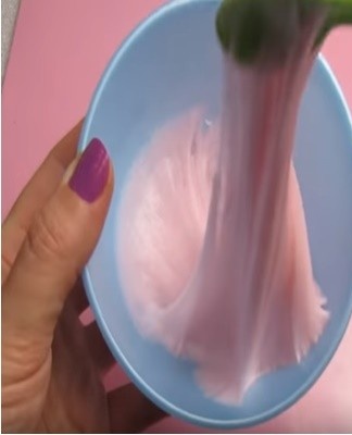 The finished slime should be crumpled with your hands for another 10 minutes so that it thickens.