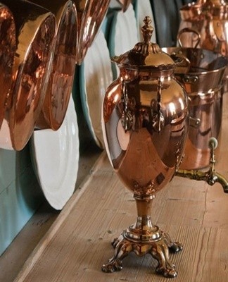 Before cleaning the samovar, it is recommended to soak the handles and other removed components in a soda solution