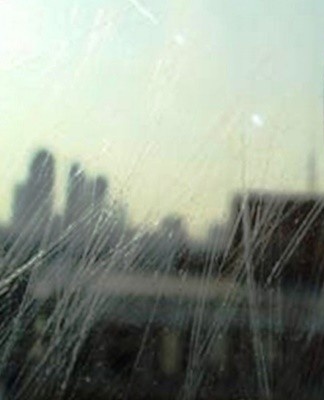 The finished mixture is applied to the glass, after which the place is rubbed with a soft cloth for half a minute.