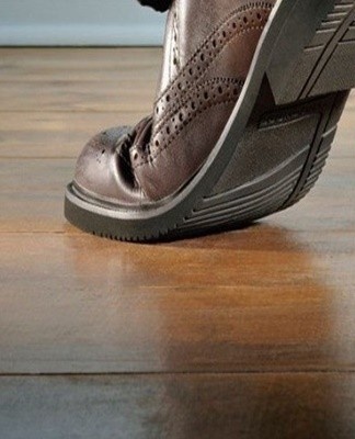 To determine the source of the unpleasant sound, you need to dry your shoes, put them on, take 2-3 steps around the room and observe.