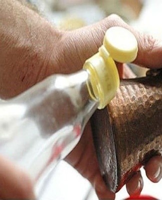 Simple acetone also allows the brass alloy to return to its original appearance.