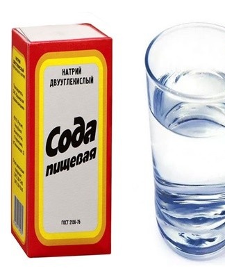 Take an ordinary dish sponge, moisten it abundantly with water, generously sprinkle a little soda on one edge.