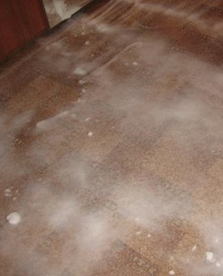 Helps quickly remove stains without damaging the structure of the carpet.