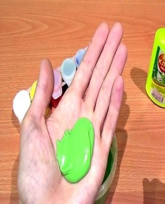 After all the drops have been added and the mass has acquired a homogeneous consistency, it is transferred to a plastic container.