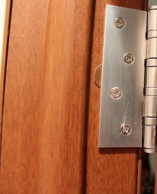 Instructions on how to lubricate the door hinges without removing the door at home