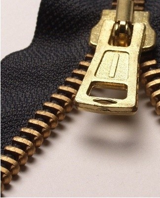 On double-sided fasteners, the ratchet always connects the two halves: in the buttoned and unbuttoned position