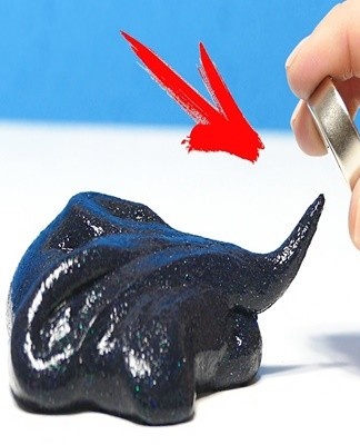 Knead the mixture by hand so that all the components are perfectly combined and the color becomes uniform.