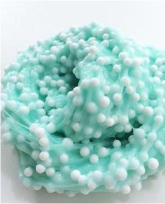 This recipe uses polystyrene balls to give the slime a crispy texture.