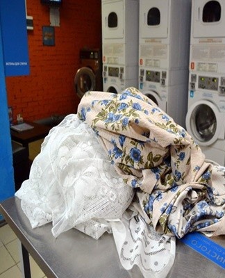 Woolen curtains can only be machine washed if the appropriate mode is provided.