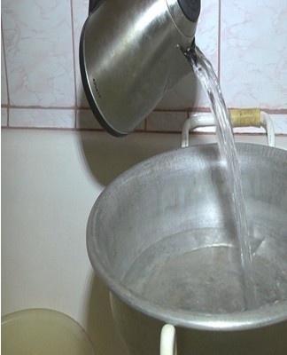 This method is suitable for synthetic products that deform upon contact with water.