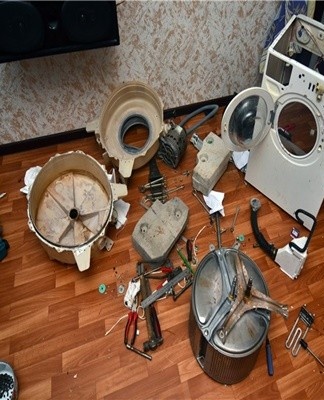  First, the machine is disconnected from the network, then the pipes connected to the water supply system are unscrewed.