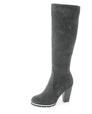 You don't need to carry things to the workshop to sew the bootleg, you can just make a dart with a rubber band