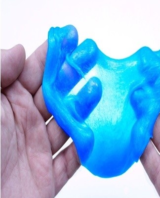 In a separate container, mix another glass of water with 30 grams of glue.