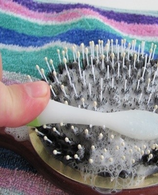Poorly washed teeth are cleaned with a toothbrush dipped in soda powder.