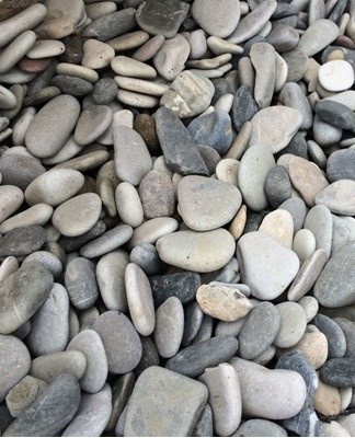 Small pebbles, deposited at the bottom of the box, are perfectly permeable to water.